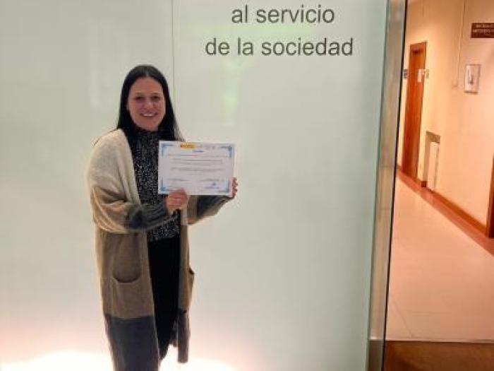 Foto de la Met. Marinele De Paula recibiendo el título 